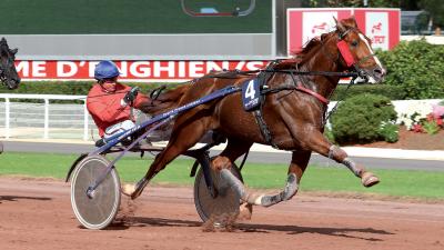 Photo UN CHARME FOU gagne à Vincennes !