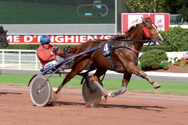 Photo UN CHARME FOU gagne à Vincennes !